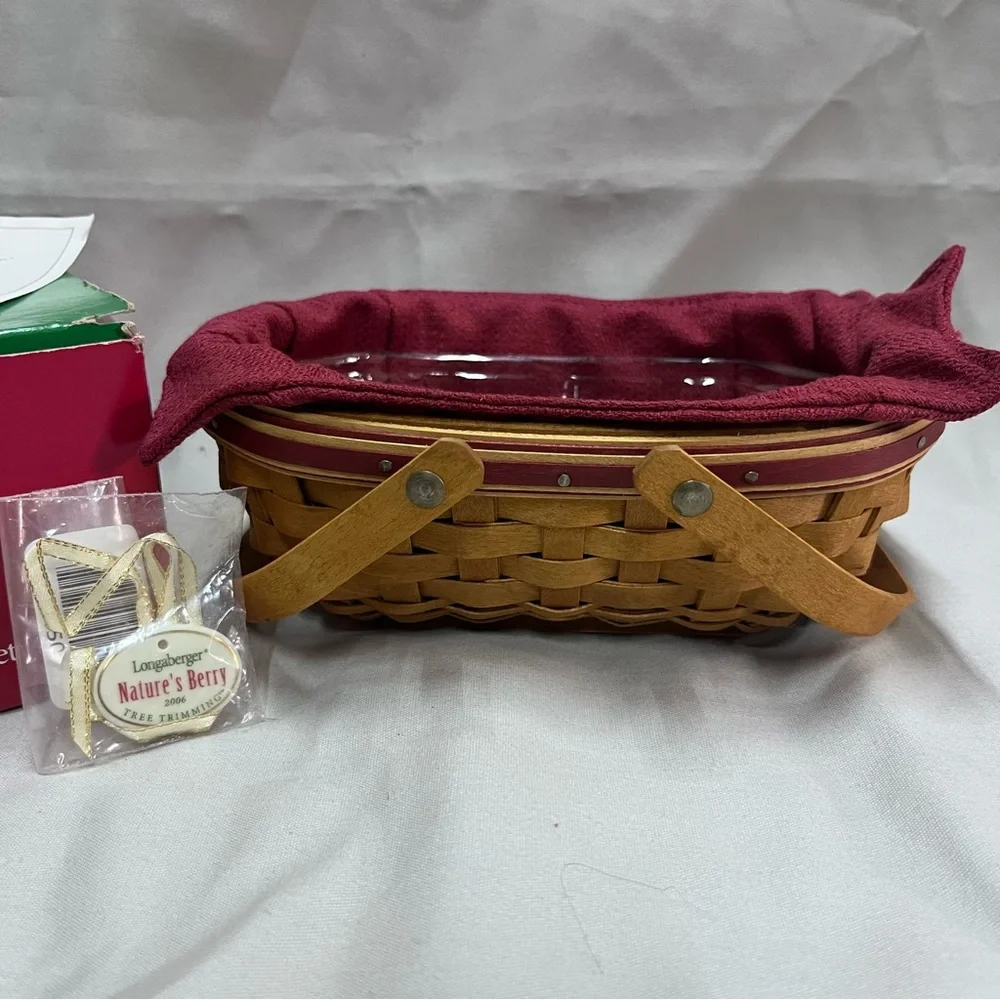 2006 Longaberger Christmas Collection  ~ w/Fabric Liner, Tie On, & Plastic Liner